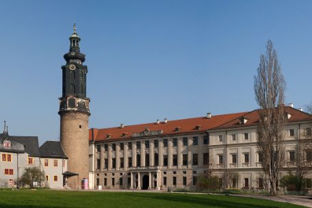 Blick auf das Weimarer Stadtschloss mit Schlossturm. 