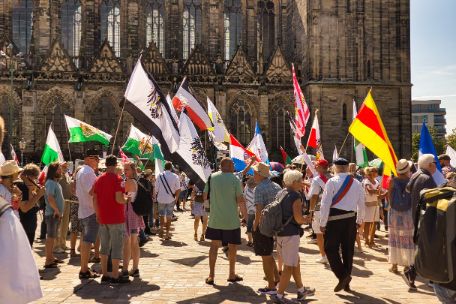 Demonstration der 25 + 1 Bundesstaaten im August 2023 in Magdeburg. Unter dem Banner des Deutschen Reiches versammeln sich Anhänger:innen verschiedener Fürstentümer, Königreiche und Reichsländer – von Preußen bis Elsass-Lothringen.