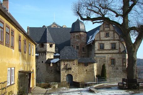 Ansicht auf das Schloss durch die Vorburg. Der Umbau der alten Wehranlage zum Renaissance-Schloss begann 1530 durch das Fürstenhaus Reuß. 