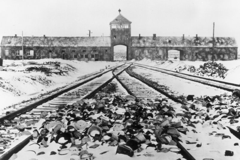 Im Februar oder März 1945, kurz nach der Befreiung des Lagers, fotografierte Stanislaw Mucha das Torhaus von Auschwitz-Birkenau.