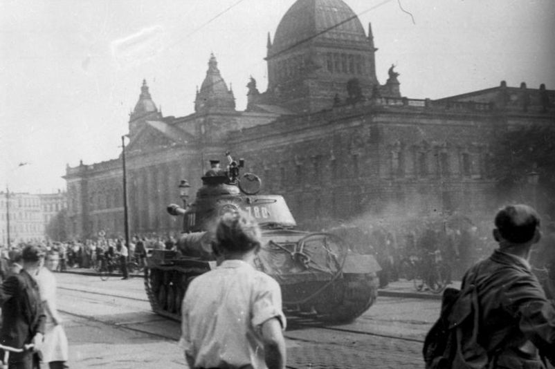 Sowjetischer IS-2-Panzer vor dem heutigen Bundesverwaltungsgericht in Leipzig am 17. Juni 1953. 