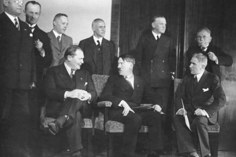 Das Kabinett Hitler. Sitzend von links nach rechts: Herman Göring, Adolf Hilter, Franz von Papen (parteilos). Dahinter stehend von links nach rechts: Franz Seldte, Günther Gereke, Lutz Graf Schwerin von Krosigk, Wilhelm Frick, Werner von Blomberg und Alfred Hugenberg. 