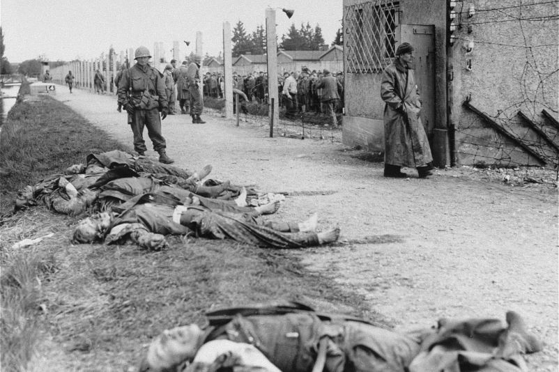Ein US-Soldat steht neben toten SS-Männern ©National Archives and Records Administration, College Park
