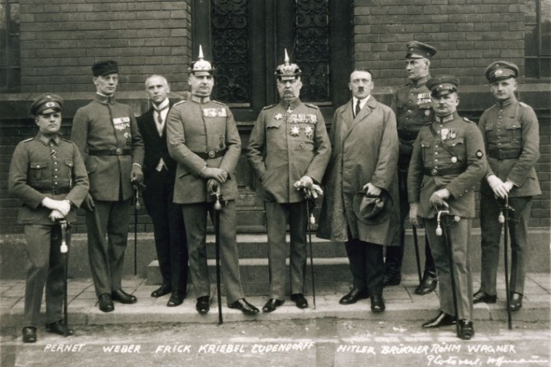 Ernst Röhm (vorne rechts) zusammen mit Adolf Hitler (links daneben) nach der Urteilsverkündigung 1924 in Folge des Putsches in München (1923). 
