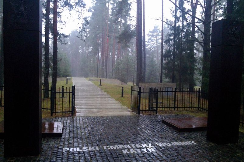 Blick auf den Eingang in den polnischen Ehrenfriedhof Katyn im Jahr 2013. 