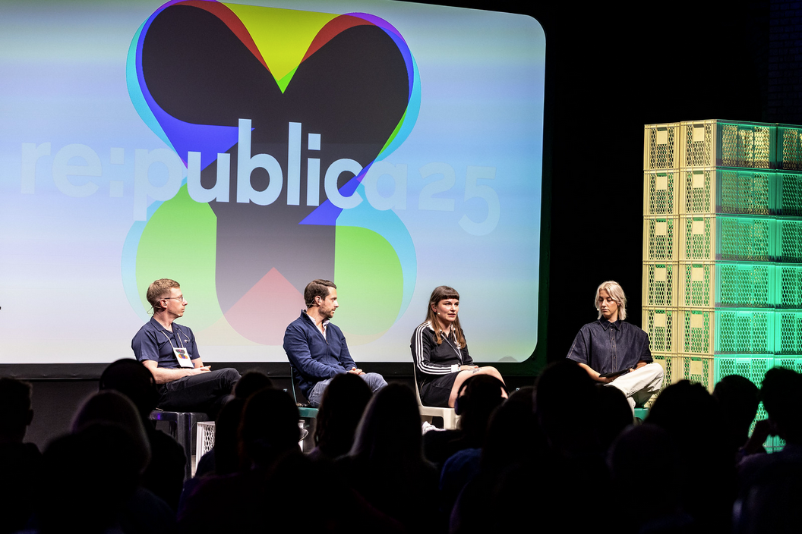Session: Zwischen Mahnmal und Meme: Die NS-Vergangenheit im Social Media Zeitalter. Im Bild von links nach recht: Jakob Schergaut (Geschichte statt Mythen), Mirko Drotschmann (ZDF), Susanne Siegert (@keine.erinnerungskultur) und Victoria Reichelt. Die Session fand am 27.05.2025 zwischen 12:30 Uhr und 13:30 in Berlin statt. 