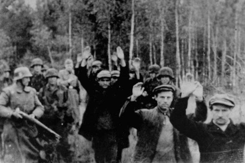 SS-Truppen führen Pol:innen in einen Wald in der Nähe von Witaniow, wo sie erschossen wurden. Das Foto stammt wahrscheinlich aus dem Oktober oder November 1939.
