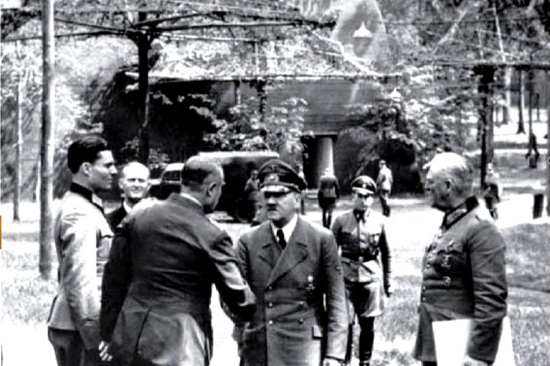 Auf dem Foto zusehen sind Stauffenberg (links) am 15. Juli 1944 mit Adolf Hitler und OKW-Chef Wilhelm Keitel (rechts) in der "Wolfsschanze". 