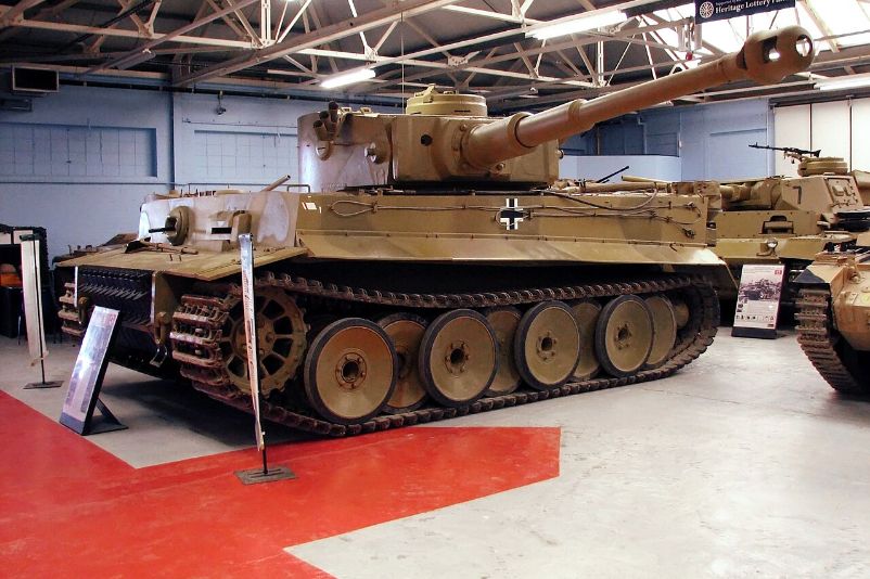 Tiger 131, der weltweit einzige fahrtüchtige Tiger I, im britischen Panzermuseum Bovington. Das Museum beherbergt über 300 gepanzerte Fahrzeuge und ist besonders bei Militärtechnik-Enthusiasten beliebt. Neben publikumswirksamen Tank-Vorführungen werden auch historisch-politische Bildungsprogramme angeboten.