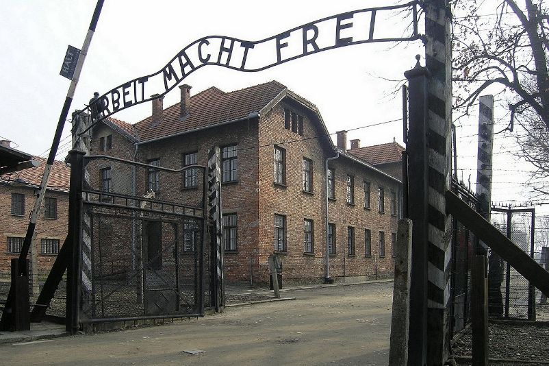 Das Eingangstor ins Stammlager von Auschwitz begrüßte die Häftlinge mit dem zynischen Ausspruch "Arbeit macht frei."