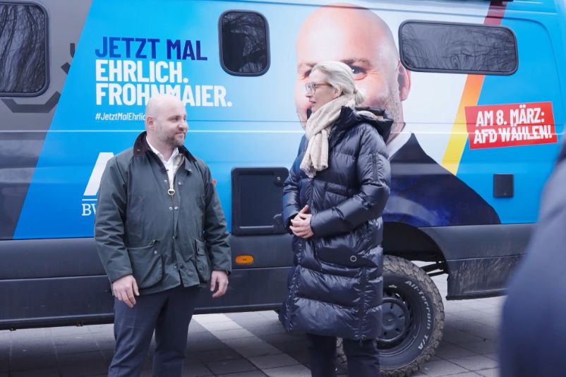 Markus Frohnmaier und Alice Weidel vor einem Wahlkampfmobil bei einer Veranstaltung in Böblingen.