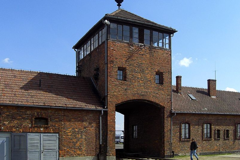 Das Torhaus der Lagers Auschwitz II in seiner heutigen Form. Auschwitz ist heute zum Symbol für den industrialisierten Massenmord an den europäischen Jüd:innen geworden.