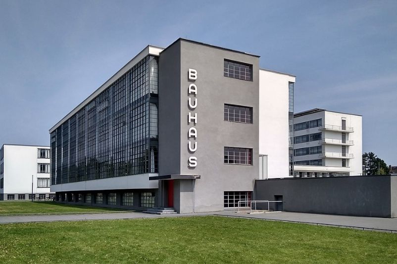 Das Bauhaus-Gebäude in Dessau, entworfen von Walter Gropius, mit rekonstruierter Fassade. 