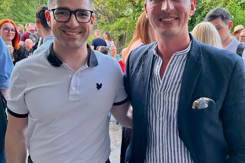Martin Sellner (links) und Mathias Helferich liesen sich auf dem Sommerfest des Antaois-Verlages in SChnellroda zusammen fotografien.