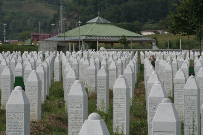 Grabsteine an der Völkermord-Gedenkstätte in Potočari in der Nähe von Srebrenica