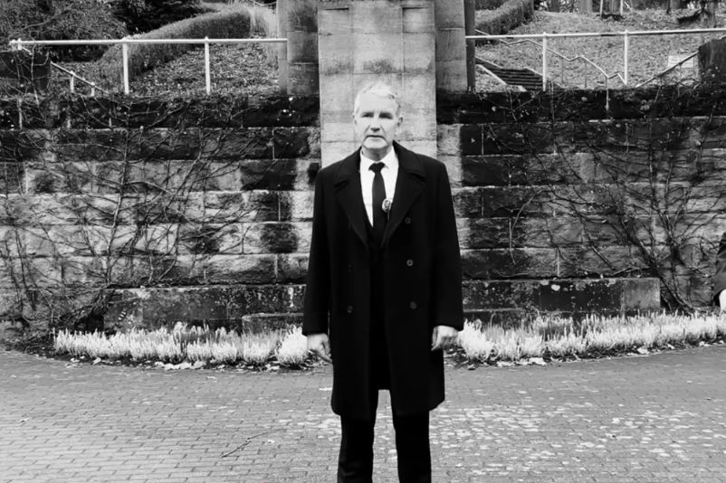 Björn Höcke zusammen mit MdB Christopher Drößler (rechts im Bild) am Volkstrauertag 2025 im Stadtpark in Heilbad Heiligenstadt.