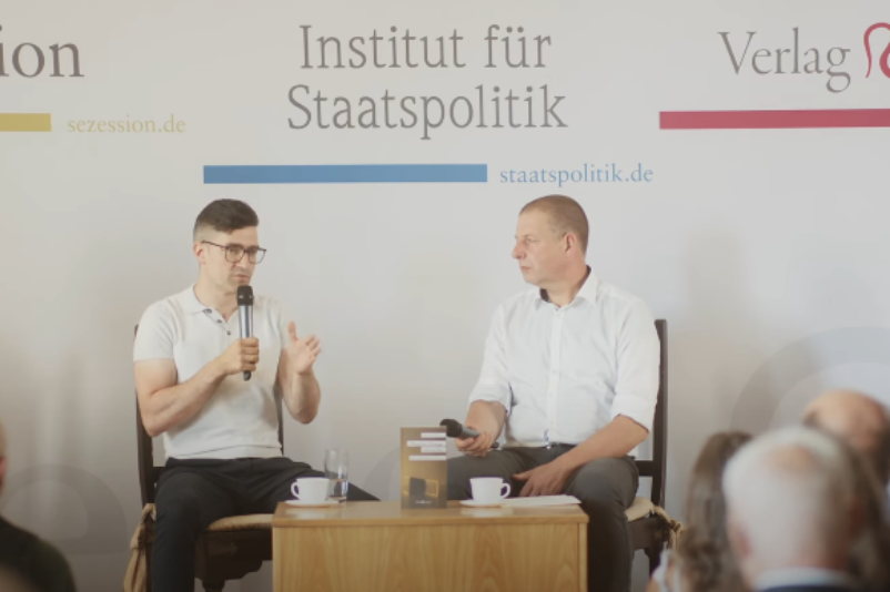 Martin Sellner (links) und Götz Kubitschek (rechts) bei der Präsentation des Buches "Regime Change von rechts" am 09.06.2023 in Schnellroda.