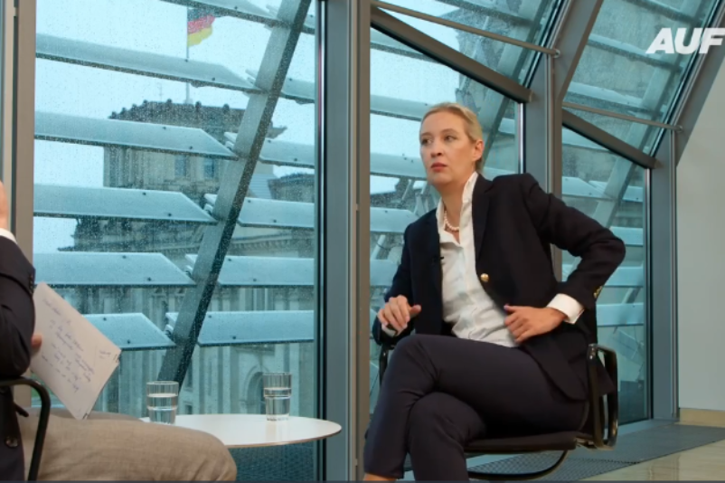 Alice Weidel war beim österreichischen Privatsender AUF1 zu Gast: Vor Ort verbreitete sie geschichtsrevisionistische Narrative und Verschwörungstheorien. 